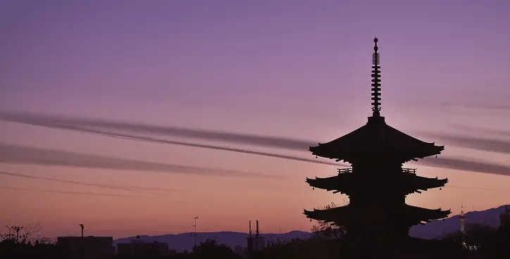 五重塔と夕焼けの風景