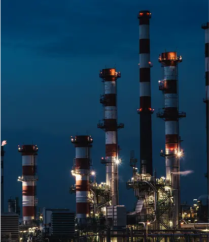 夜のライトアップされた工場